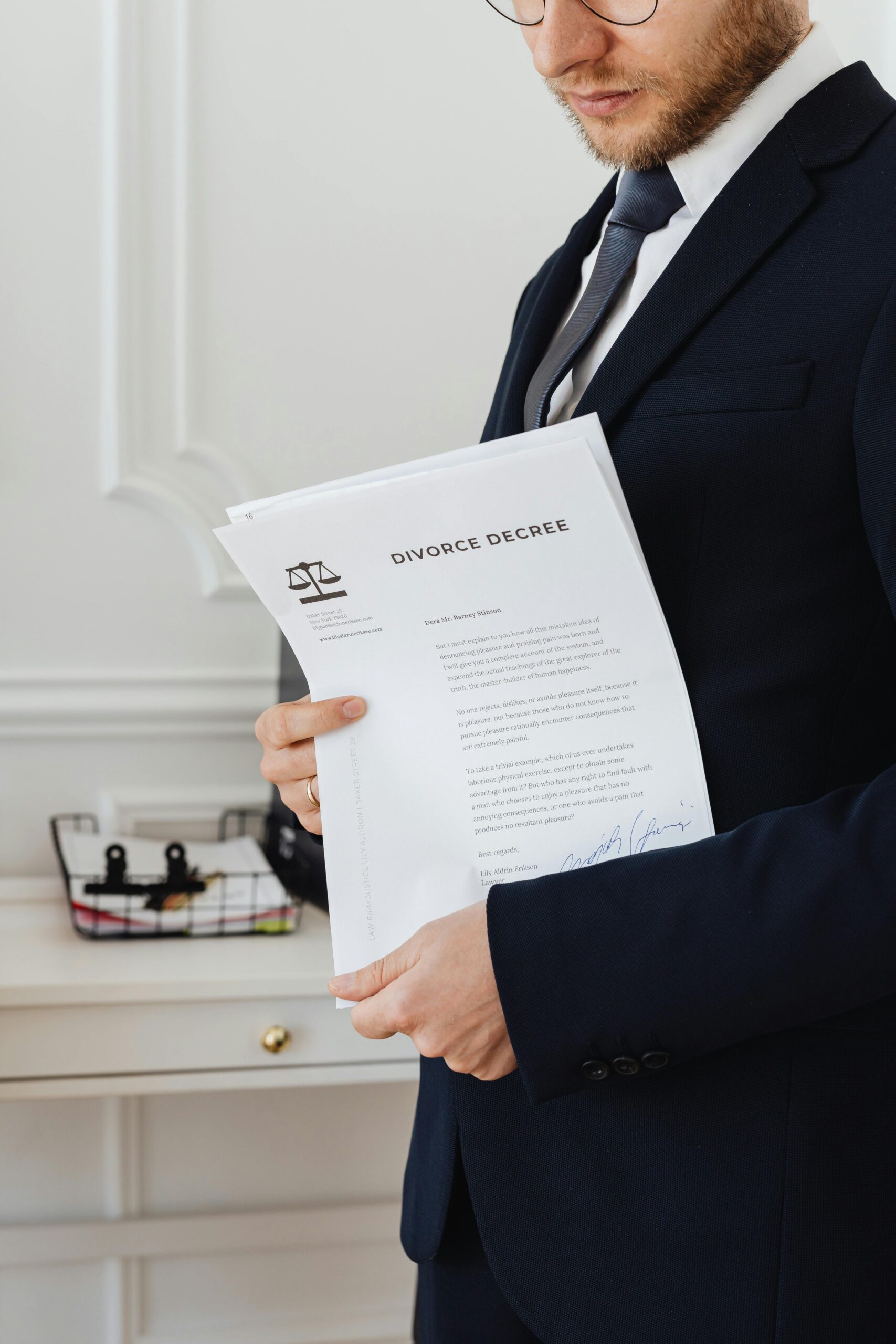Who Has More Authority in Legal Matters: Notary or Lawyer?